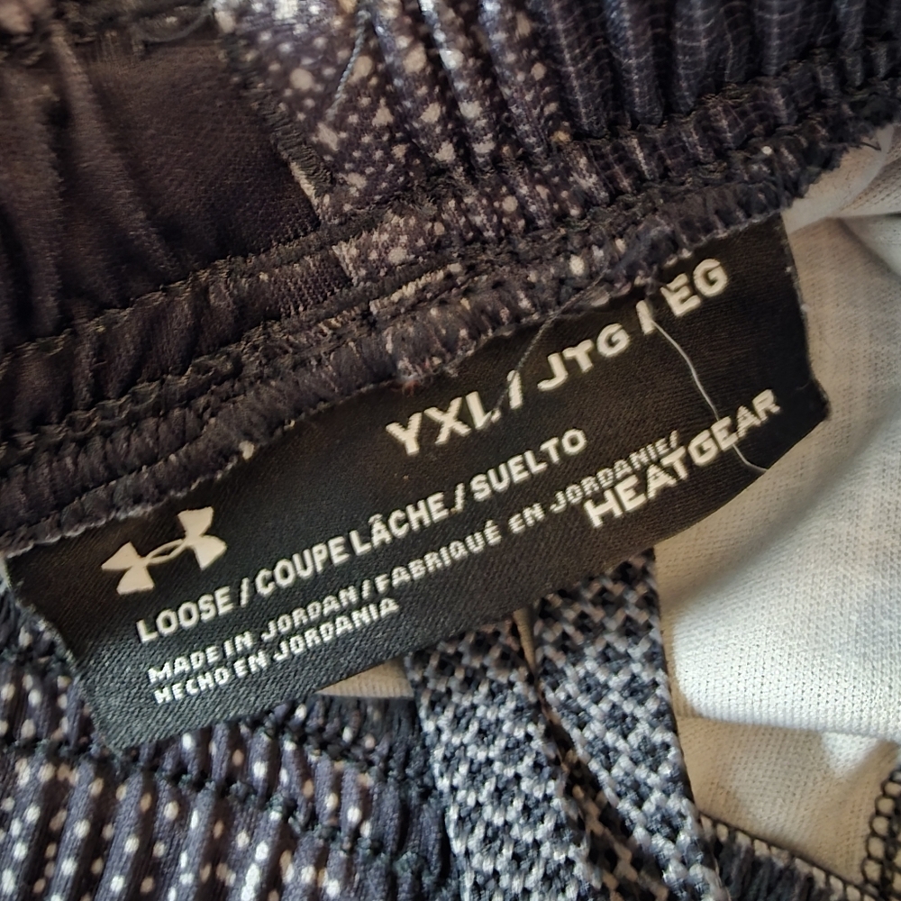 Under Armour Men's Abstract Black and Gray Athletic Shorts - Picture 4 of 4